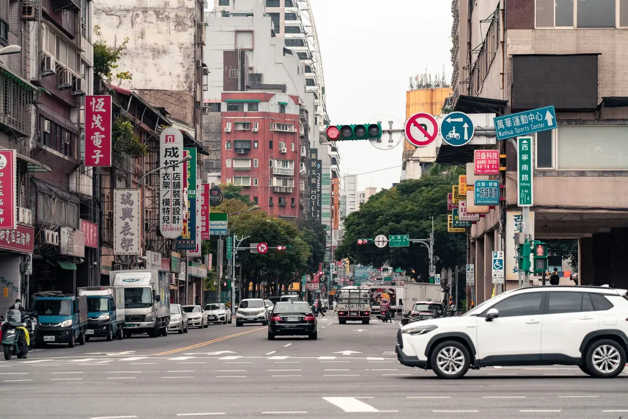 工業區煙囪排放，象徵碳定價與溫室氣體管制議題