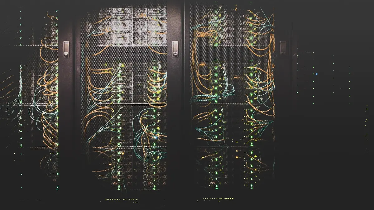 資料中心內的伺服器機櫃與連接線路，象徵AI資料中心的水電與產業效益議題