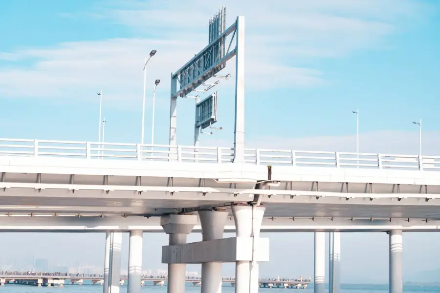 加油站油槍與車輛加油畫面，象徵中油汽柴油價格調漲（示意圖）