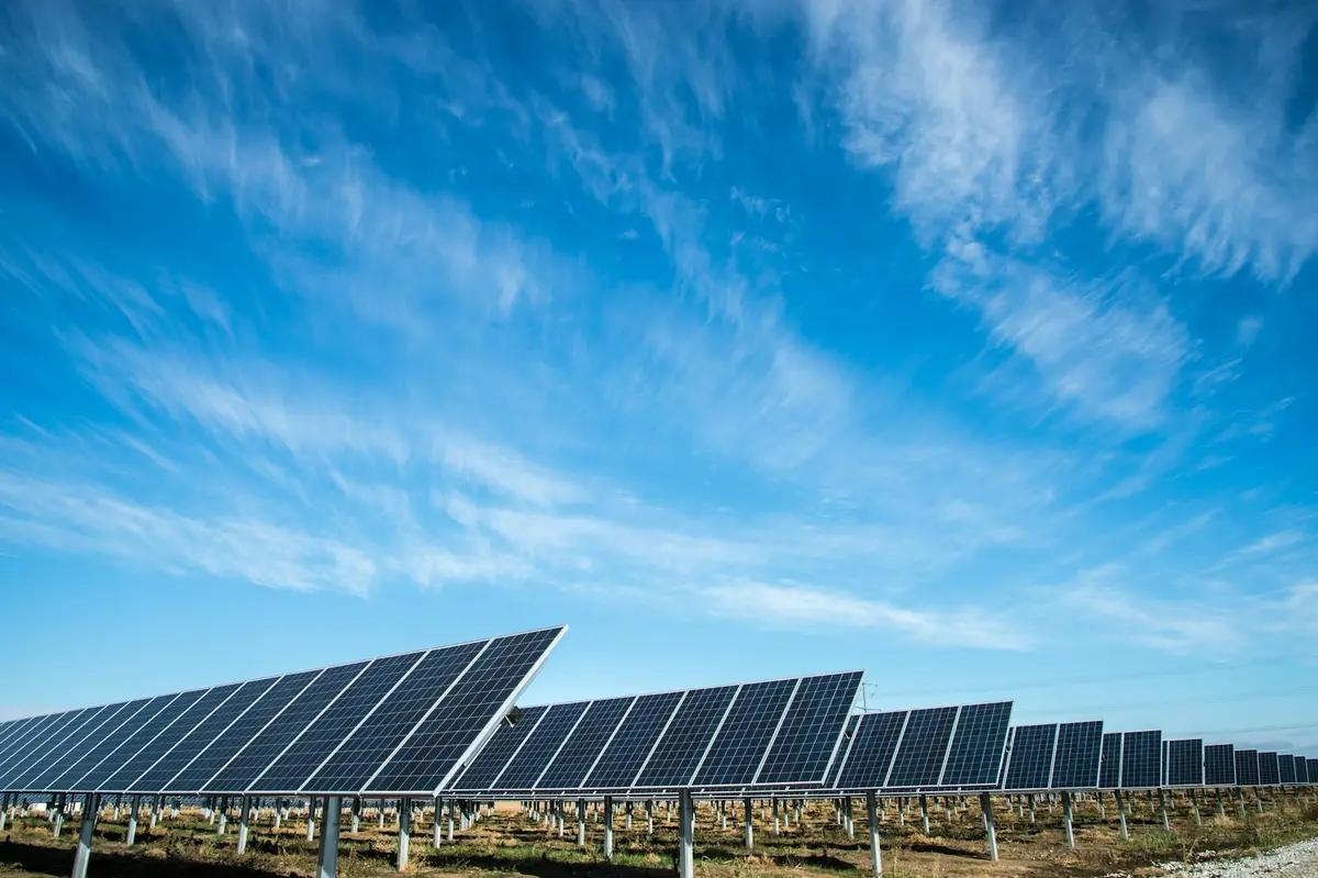 太陽能發電廠與電力設施，象徵台灣綠色投融資資金持續投入再生能源與轉型產業