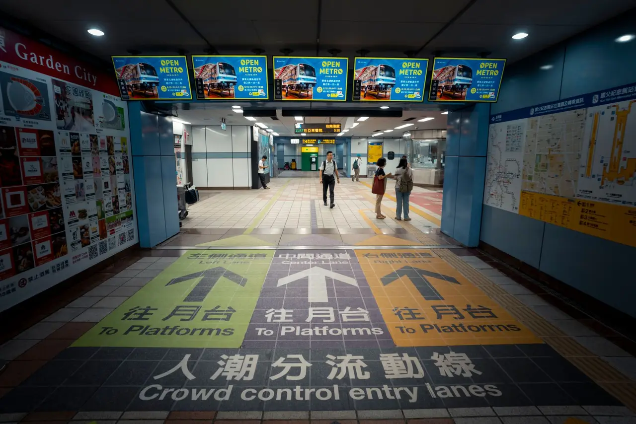夏日城市街道與行道樹樹蔭，象徵都市降溫與高溫調適