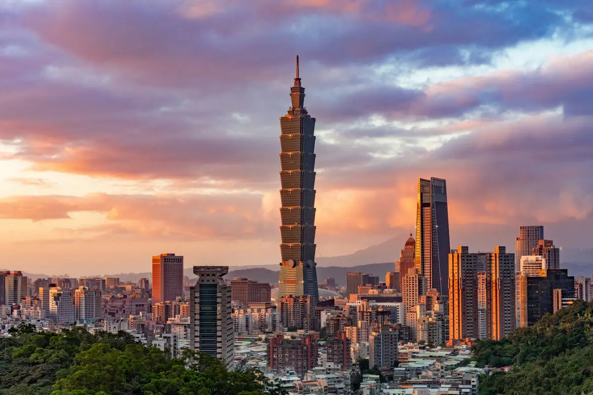 台灣城市中密集的集合住宅大樓外觀