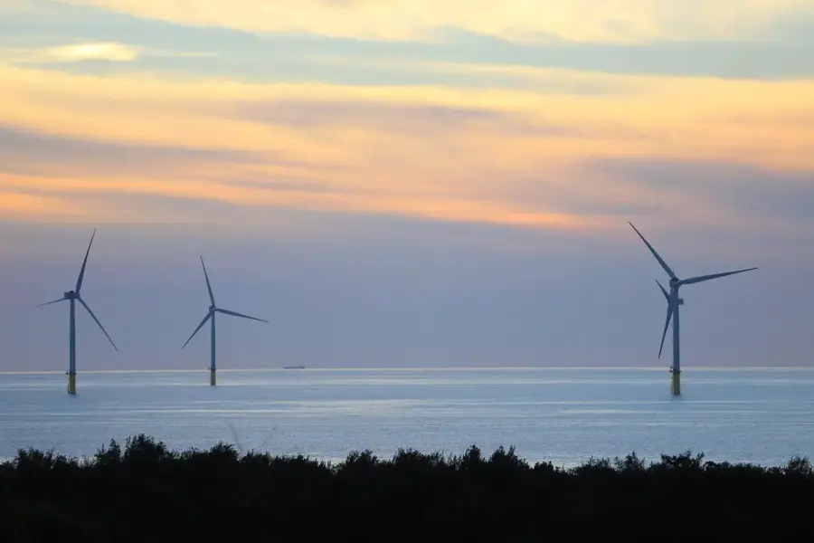 海面上的離岸風力發電機組，象徵台灣離岸風電區塊開發