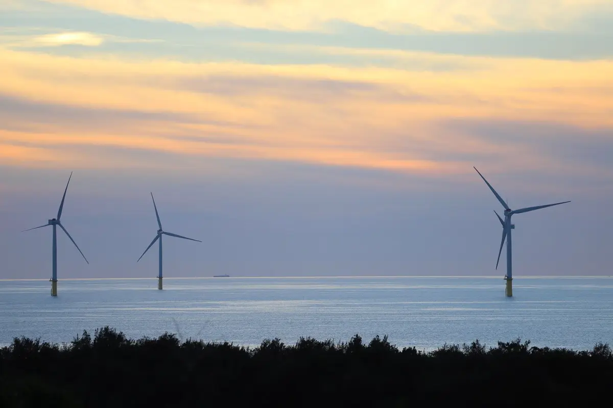 海面上的離岸風力發電機組，象徵台灣離岸風電區塊開發