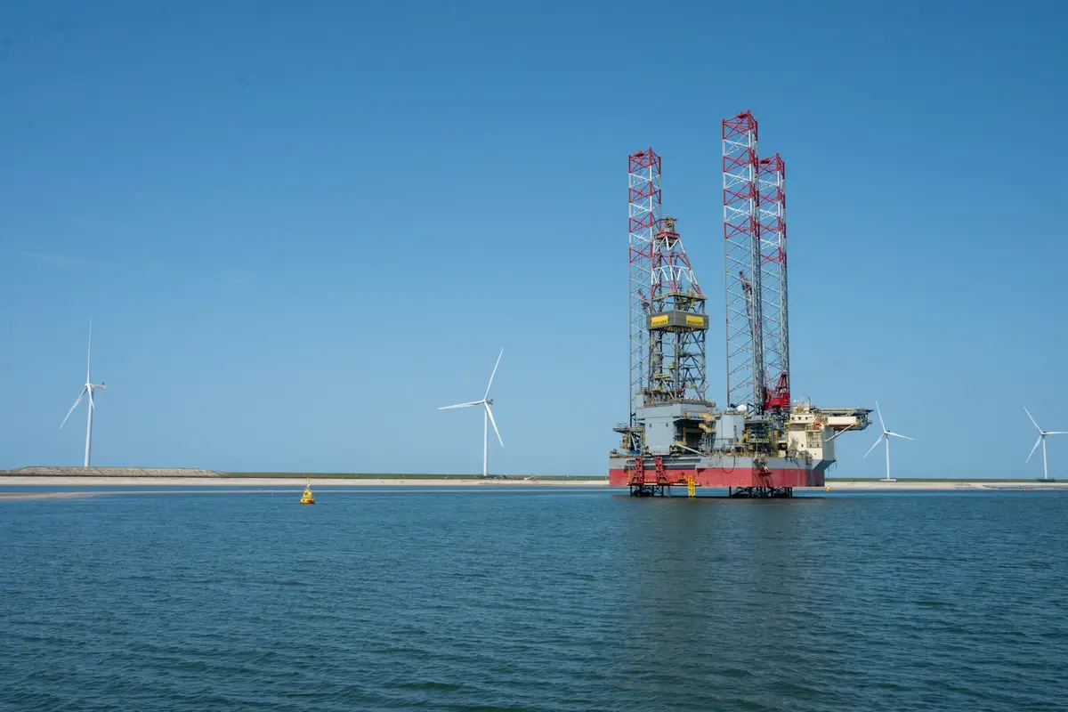 海面上的離岸風力發電機組，象徵台灣離岸風電區塊開發第三期行政契約