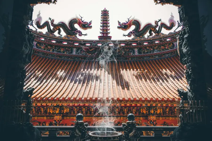 廟宇香爐與裊裊香煙，示意圖
