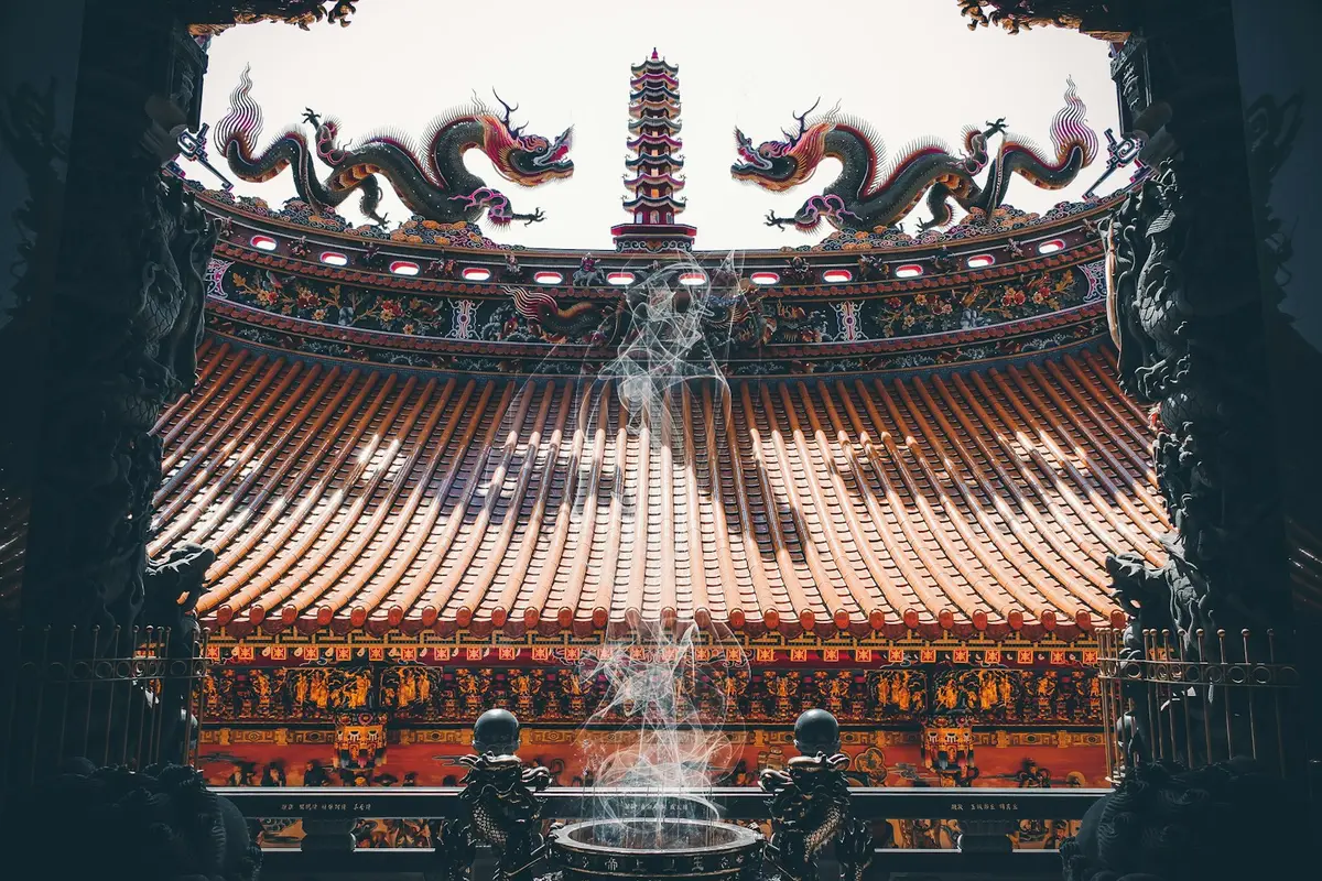 廟宇香爐與裊裊香煙，示意圖
