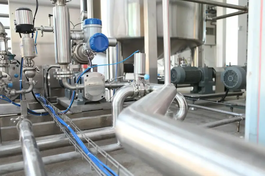半導體廠區工業用水與冷卻設施，象徵台積電用水量與水資源管理議題