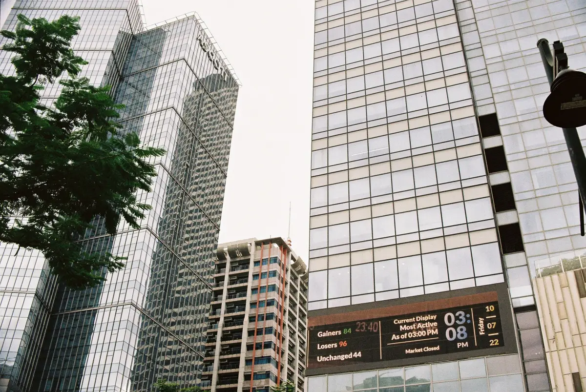 證券交易所建築外觀，象徵台灣資本市場推動永續資訊確信與綠色證券認證制度