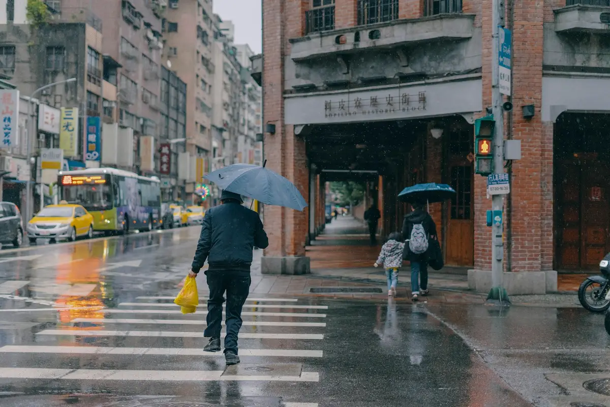 豪雨中的台灣街道與車流，象徵台南暴雨期間的通勤風險（示意圖）
