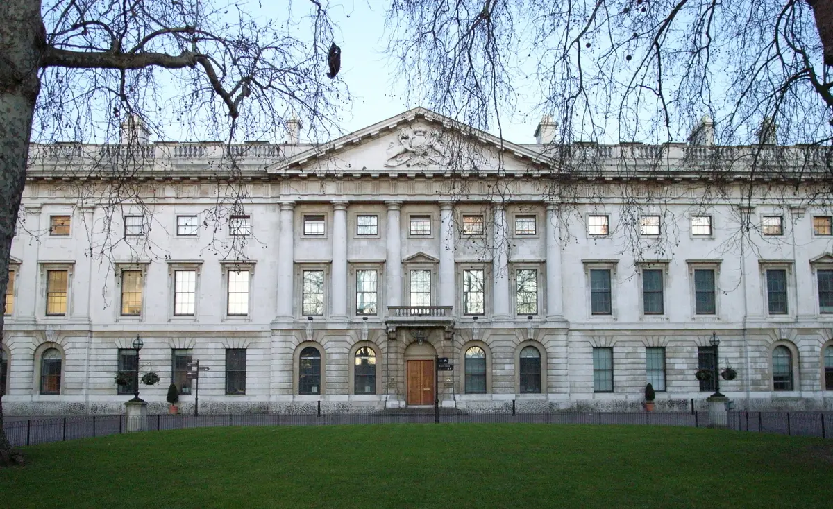 倫敦皇家鑄幣廠舊址建築外觀，19世紀新古典主義風格，中國駐英「超級大使館」預定落腳於此