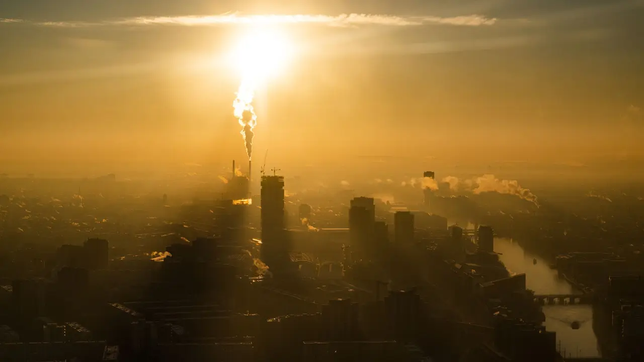 烈日當空的夏日天空，示意英國發布紅色極端高溫警告