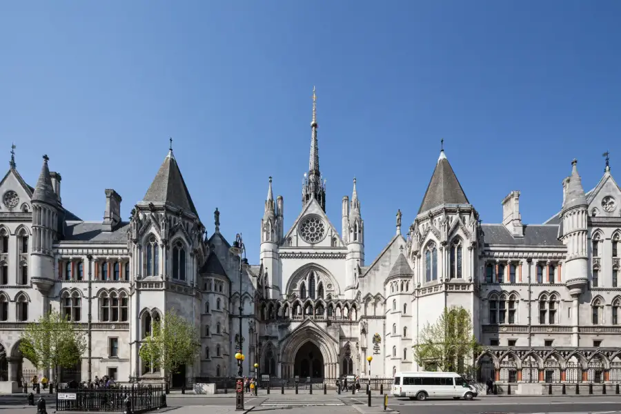 倫敦皇家司法宮（Royal Courts of Justice）主入口外觀，示意英國高等法院