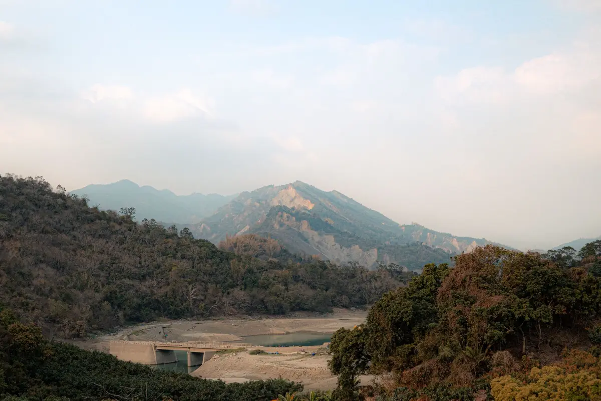 花蓮山區河谷與攔水壩體，象徵堰塞湖蓄水情形