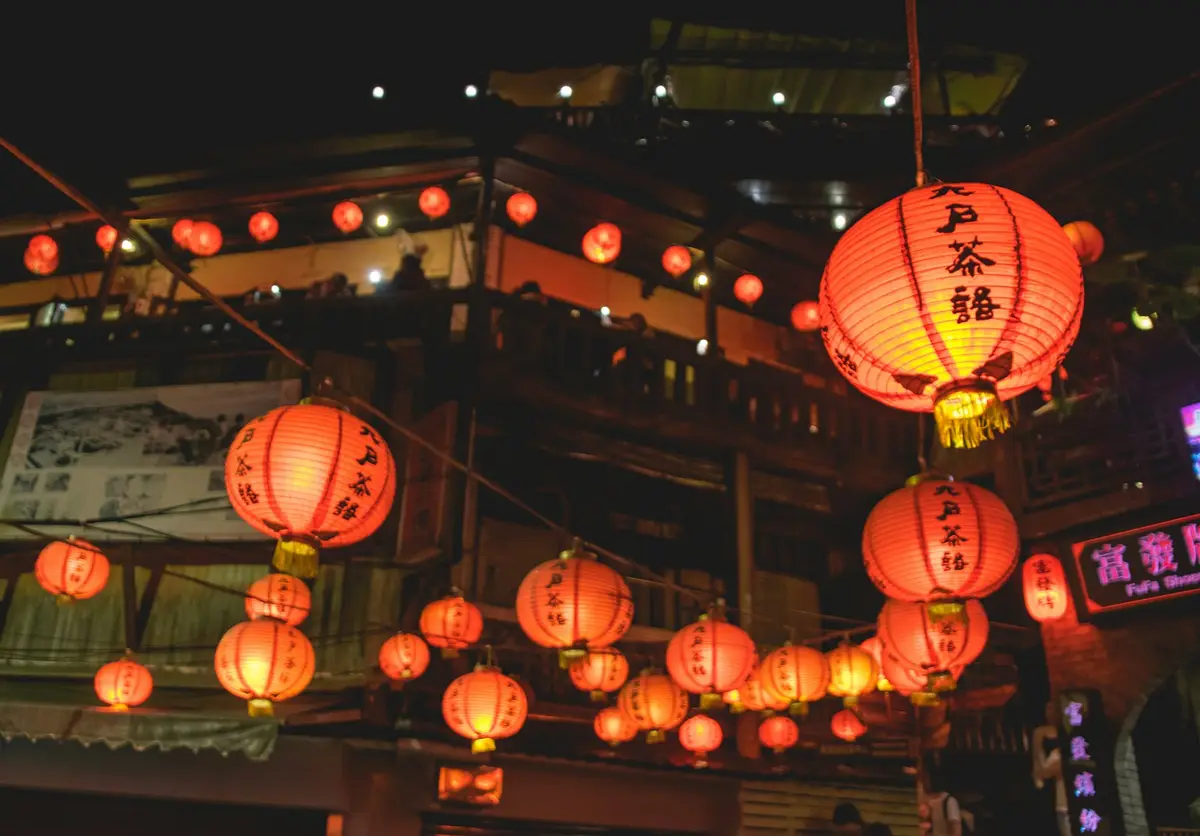 台灣廟宇夜間燈籠與祭典氛圍示意圖
