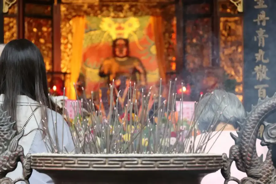 戶外供桌擺放祭品與香爐，象徵台灣中元普渡祭拜場景（示意圖）