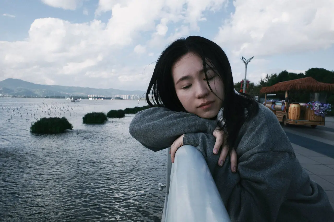 睡著卻仍感到疲憊的人物場景，反映慢性疲勞與睡眠品質的關聯