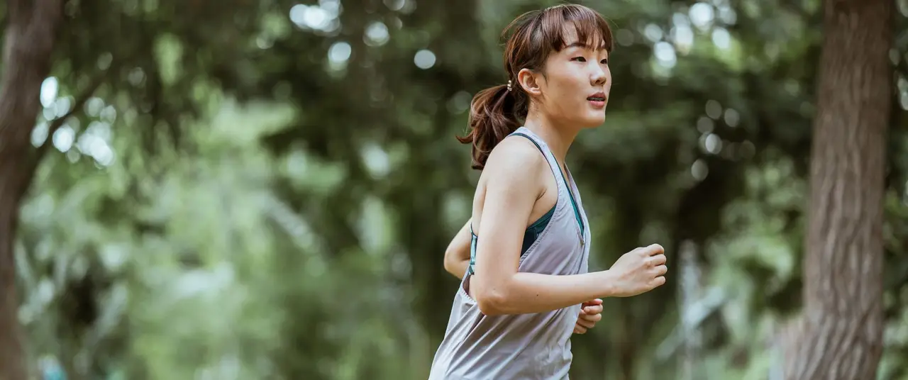 醫師在診間向病人介紹遠距醫療平台的運作方式