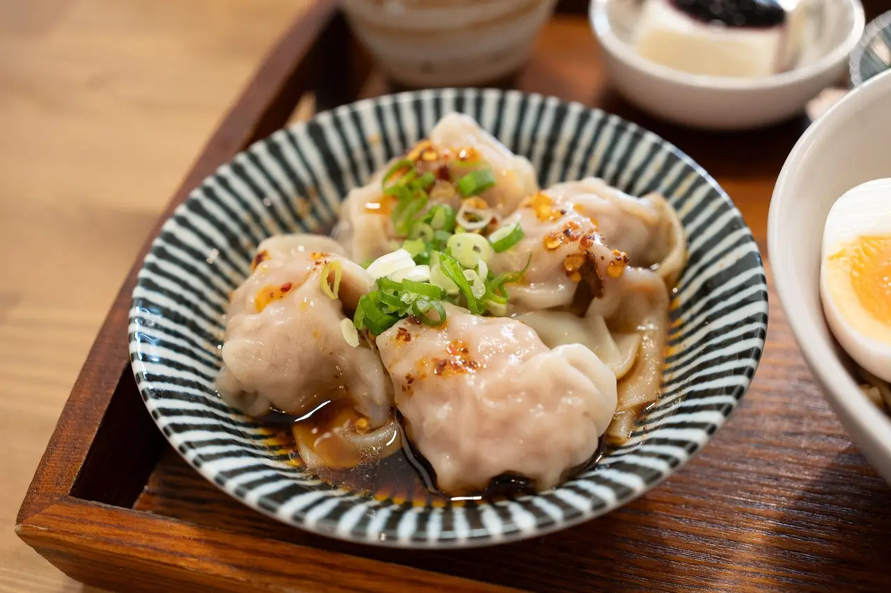 家長端著碗照顧發燒的孩子，呈現生病時的飲食照護場景