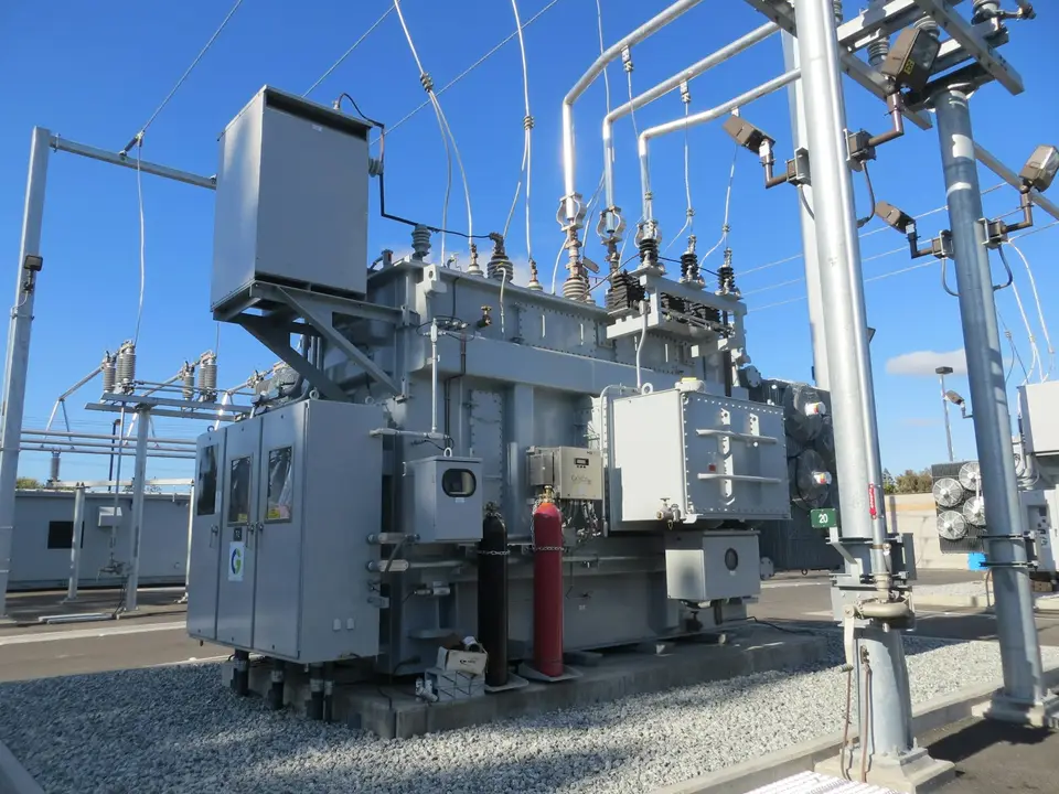 變電所高壓設備與電力鐵塔，對應161kV一次變電所降壓（示意圖）