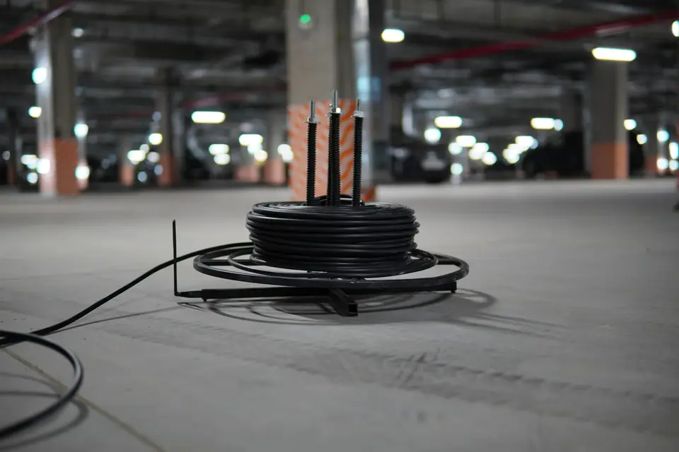 地下電纜施工與線纜捲盤，對應161kV交連PE電纜佈設工程（示意圖）