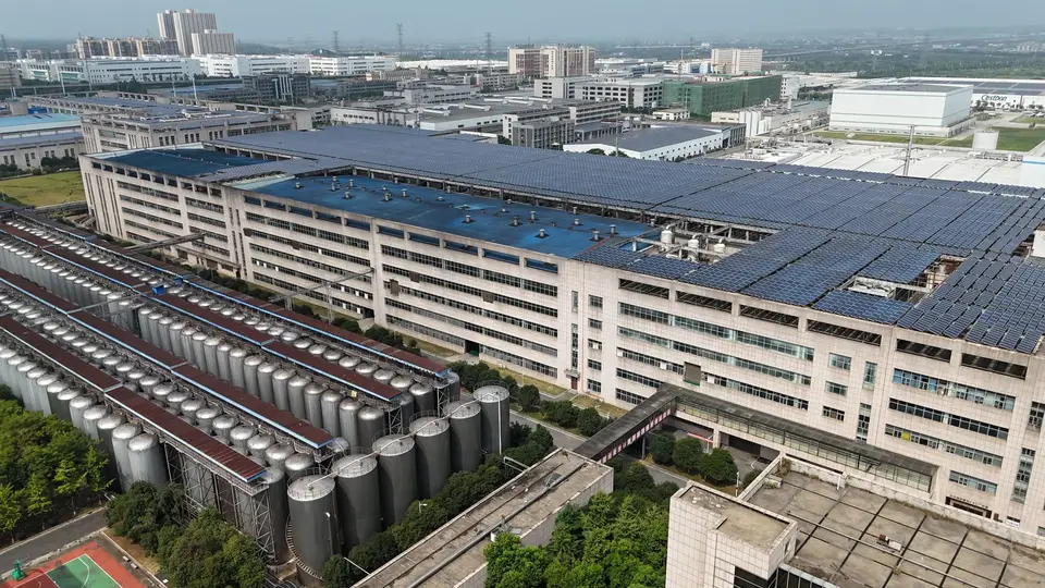 太陽能光電與儲能設施，象徵在地發電、就近使用的分散式電網（示意圖）