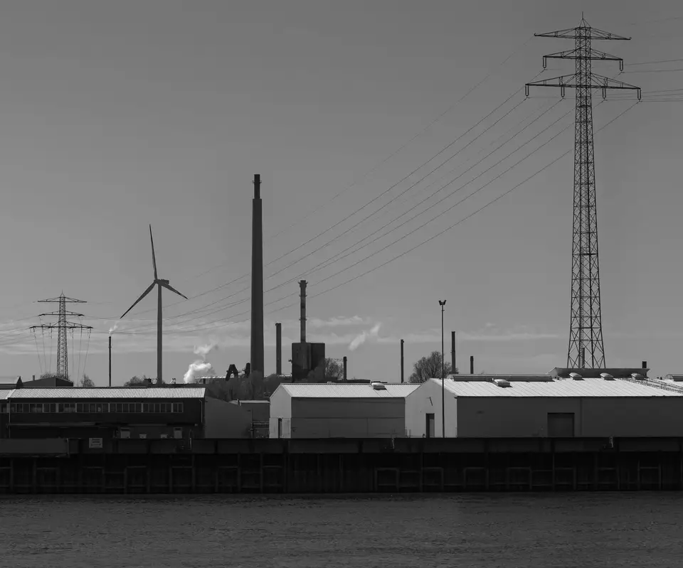 科學園區廠房與高壓輸電線路，象徵用電大戶直供與一般用戶供電品質（示意圖）