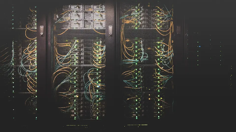 伺服器機房內的 GPU 運算叢集，象徵 AI 模型訓練仍需要通用彈性的運算資源