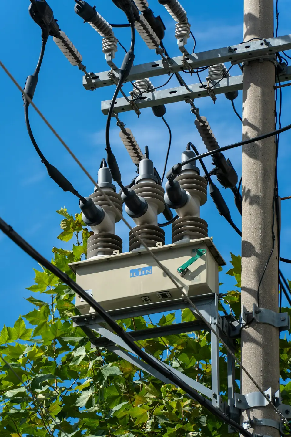 戶外電力變壓器與高壓絕緣設備特寫