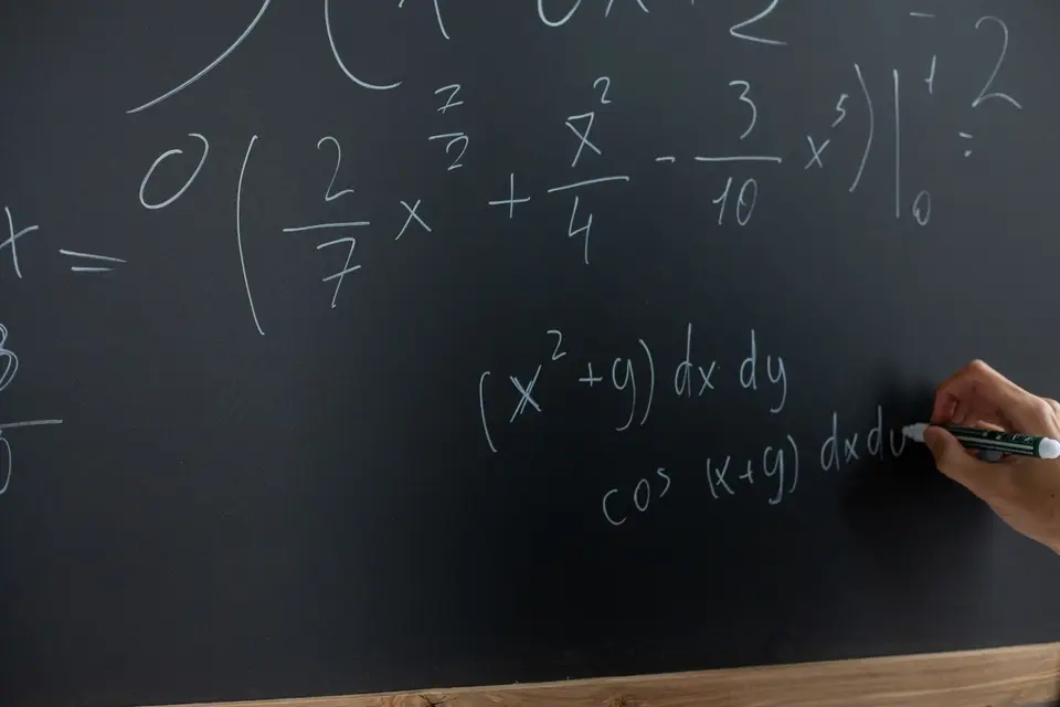 數學算式與證明手寫在黑板上，象徵 AI 產出可查證的數學證明