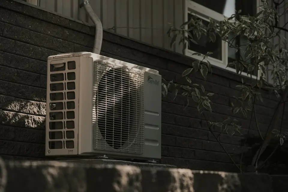 住宅外牆上的冷氣室外機，象徵冷氣散熱與冷房能力檢查