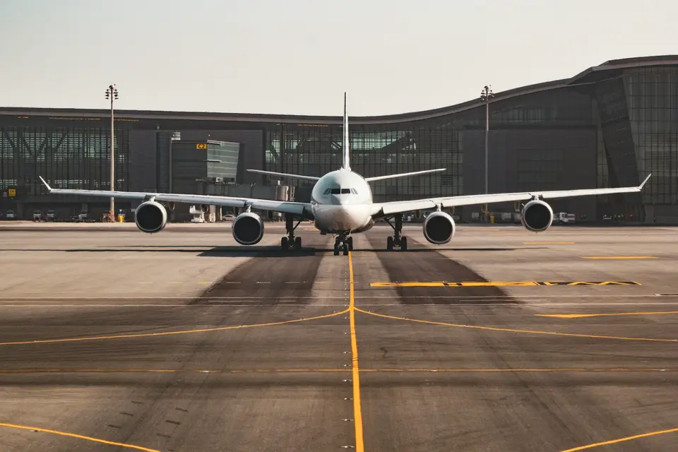 客機停在機場停機坪前方，呈現搭機與航空票務情境