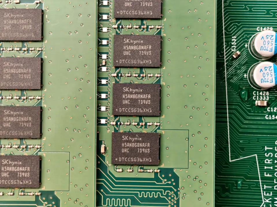 DRAM 記憶體模組特寫，象徵容量成本與頻寬是兩個不同的記憶體問題