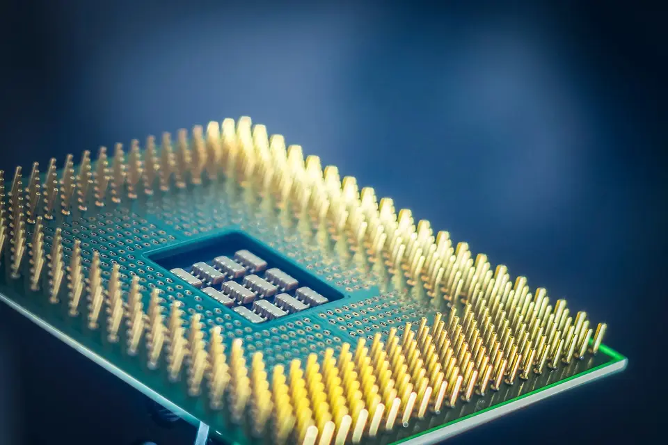 AI 加速器晶片與處理器特寫，象徵 AMD 用軟硬整合堆疊對抗對手