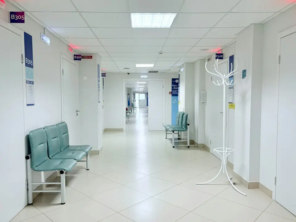 急診檢傷區走廊，象徵需要立刻就醫的警訊情境（示意圖）
