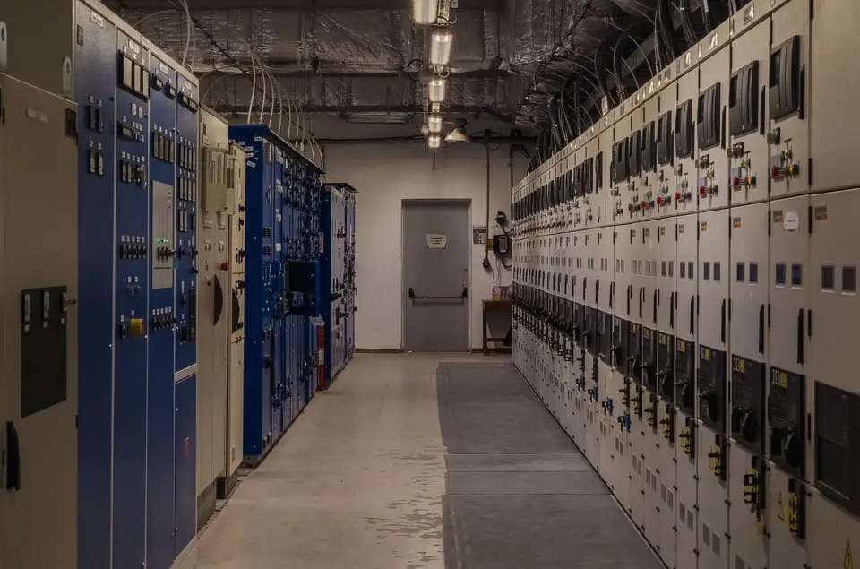 資料中心電力設施，象徵擴張瓶頸從資本轉向電力與每瓦效能競賽