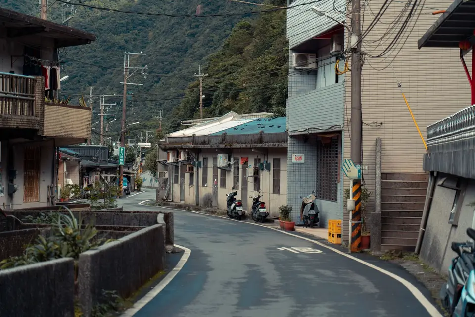 雨天窗邊的台灣山區與道路，象徵不同地區的通報範圍