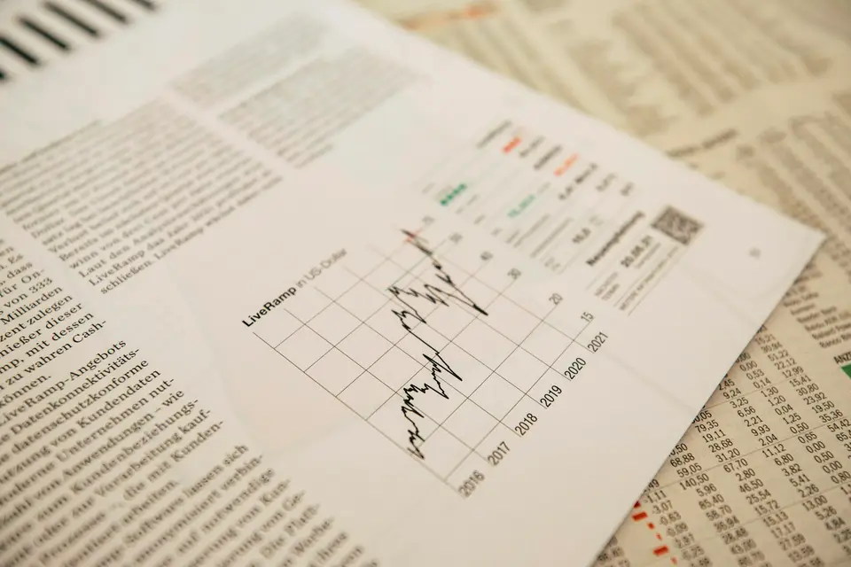 財務報表與數據分析，象徵壁仞累計虧損與高比重研發開支
