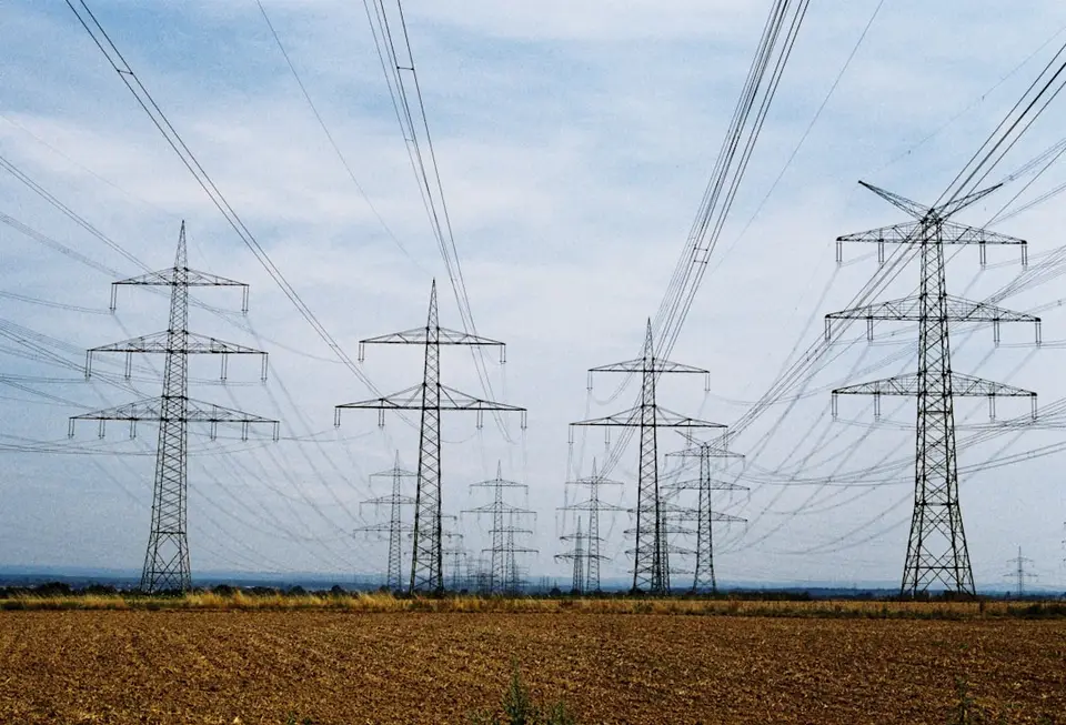 高壓輸電線與電網設施，象徵氣候調適與電網韌性