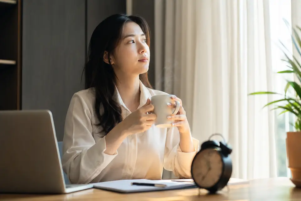 下午時段桌上的咖啡杯示意