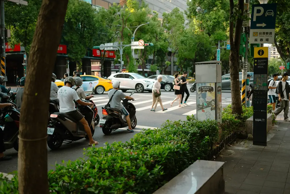 台灣市區人行道上行人正常通行的畫面