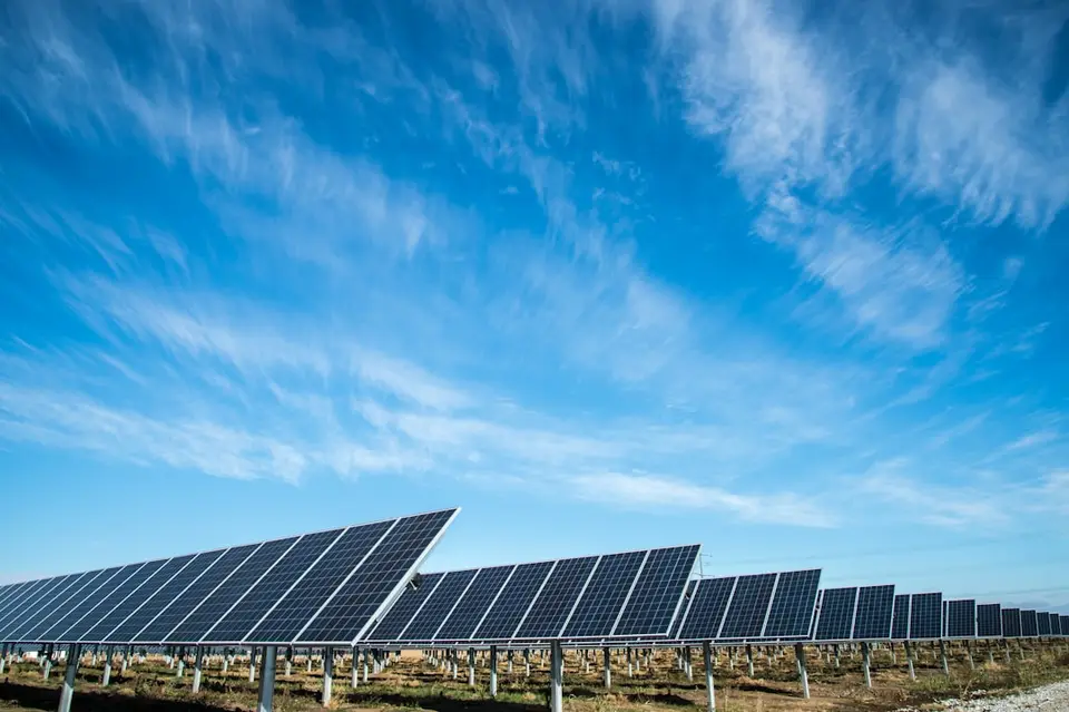 太陽能板與電力設施，象徵綠色能源與企業減碳轉型