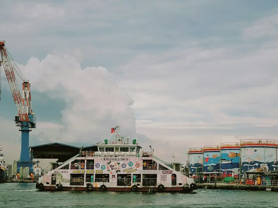 台灣製造工廠外觀與永續管理情境，象徵企業因應CBAM