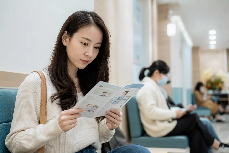 女性在診間諮詢子宮頸癌篩檢示意