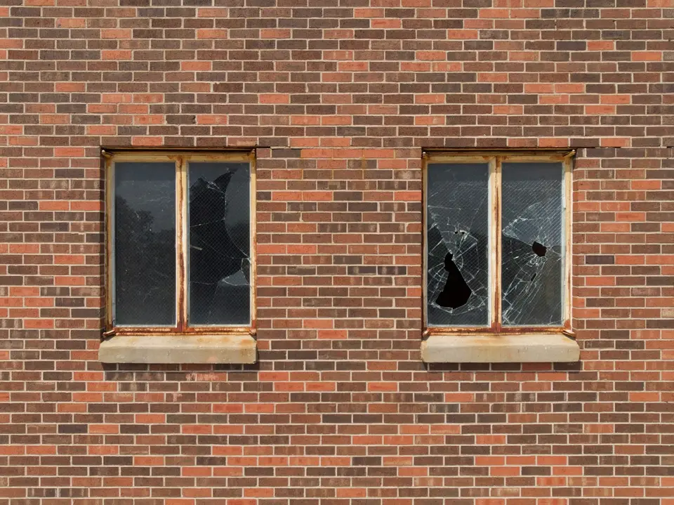 爆炸損毀的建築外觀，窗戶破裂（示意圖）