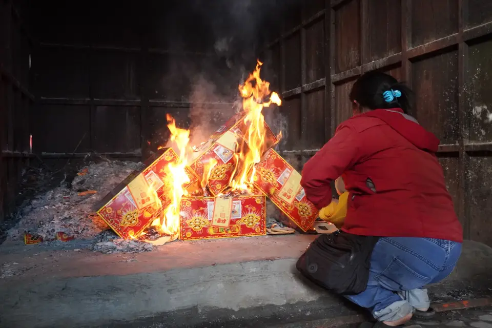 金紙與銀紙堆疊，準備燒化的祭祀用品（示意圖）