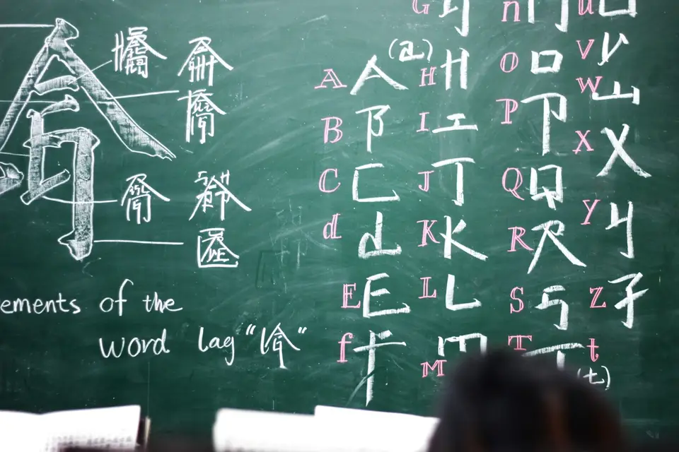 台灣校園教室裡老師與學生互動的示意畫面