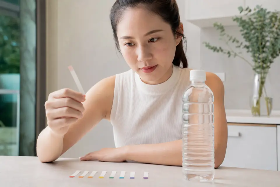 用酸鹼試紙測試瓶裝水的酸鹼值示意