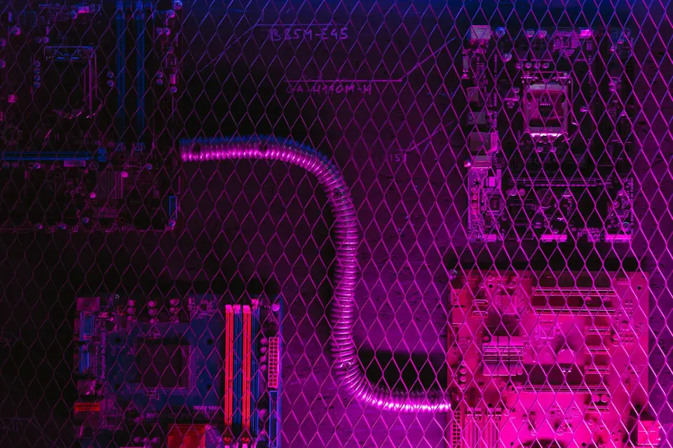 密布的電路板線路，象徵多套系統各帶各的連接器造成碎片化
