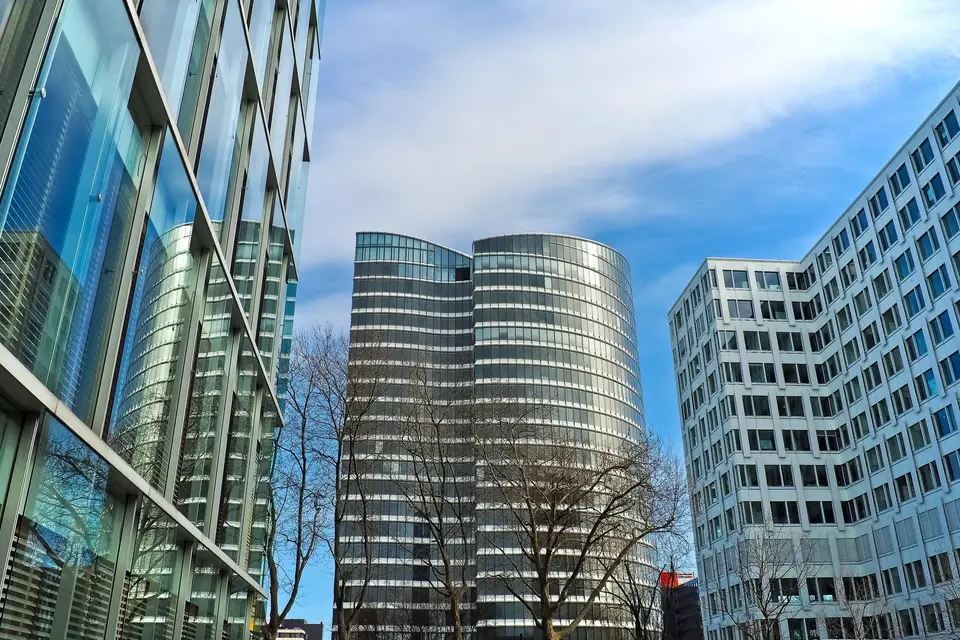 現代企業辦公大樓與城市天際線，象徵台灣企業導入 agent 的採購場景